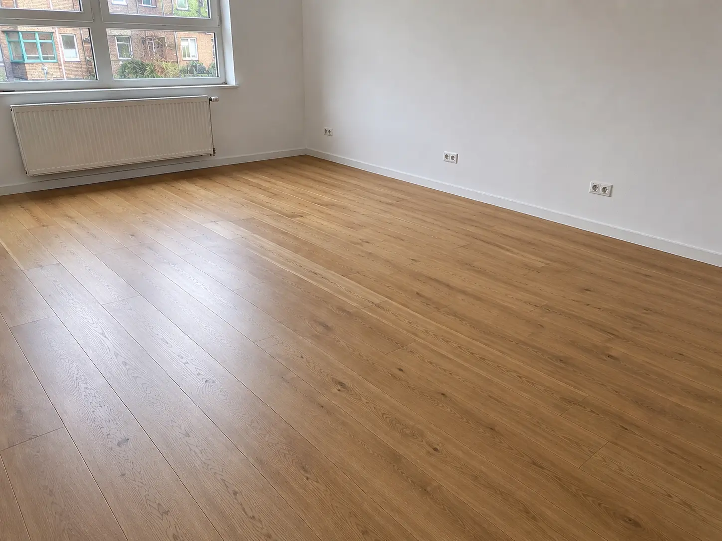 Frisch verlegter Holzboden in einer Hamburger Wohnung