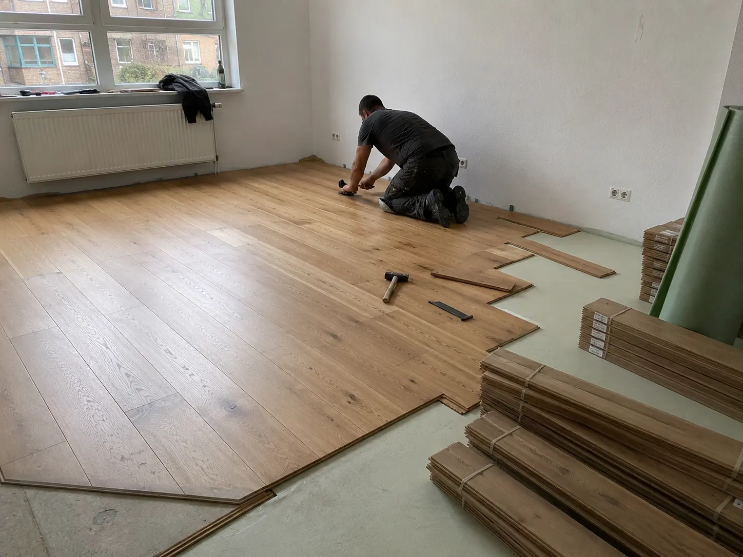 Parkett wird in einem Wohnraum in Hamburg verlegt