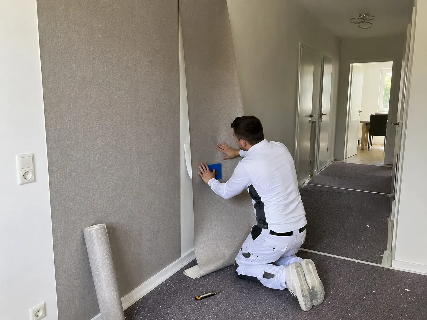 Tapezierarbeiten an einer Wand in Hamburg