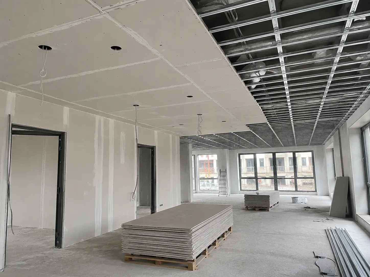 Abgehängte Trockenbaudecke im Bürogebäude Hamburg