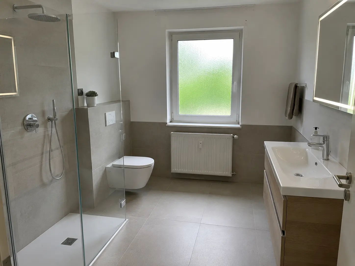 Fertig saniertes Badezimmer mit bodengleicher Dusche in Hamburg
